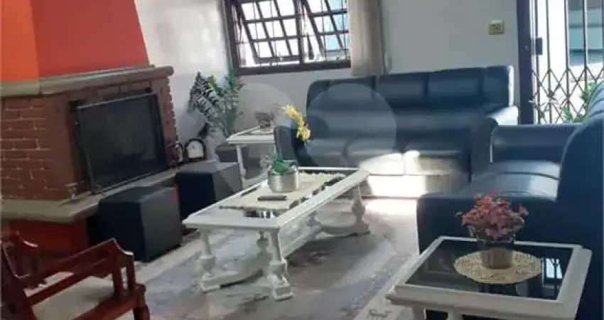 Sobrado para venda em Independência de 290.00m² com 4 Quartos, 4 Suites e 3 Garagens