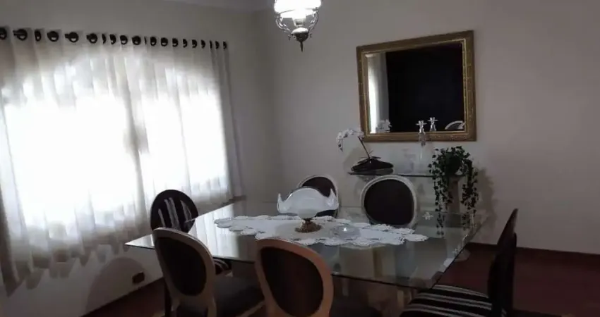 Casa para venda em Castelinho de 252.00m² com 2 Quartos, 1 Suite e 4 Garagens