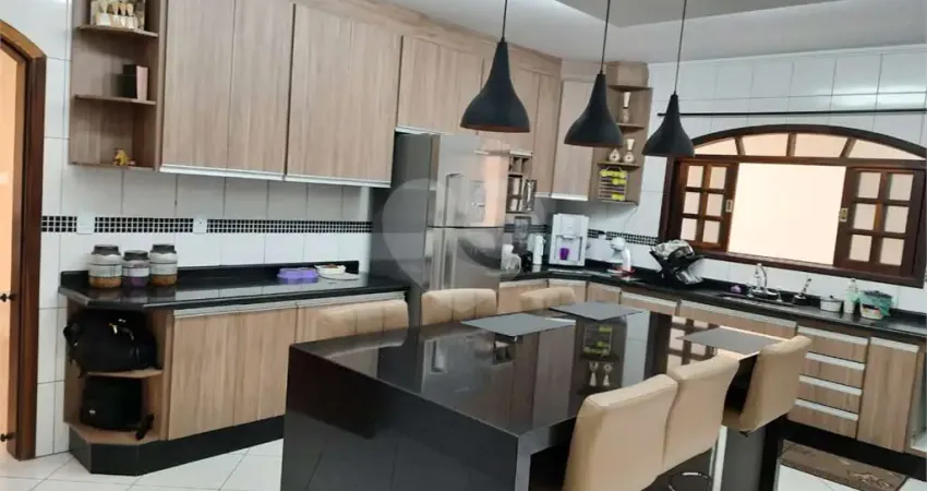 Sobrado para venda em Parque Gerassi de 310.00m² com 4 Quartos, 1 Suite e 5 Garagens