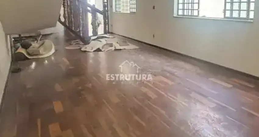 Casa para alugar em Centro de 166.00m² com 3 Quartos, 1 Suite e 3 Garagens