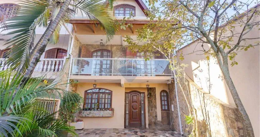 Sobrado para venda em Água Verde de 250.00m² com 5 Quartos, 2 Suites e 4 Garagens