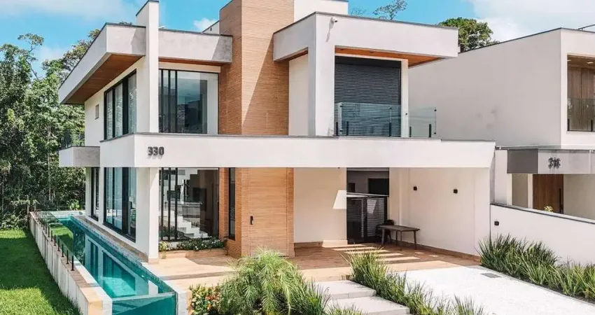 Casa para venda em Centro de 316.00m² com 5 Quartos, 4 Suites e 4 Garagens