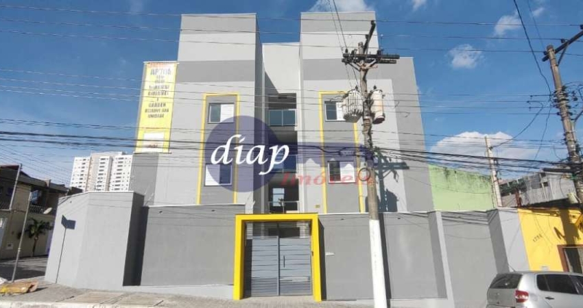 Apartamento na cobertura com 2 quartos amplos, sala, cozinha, lavanderia e quintal com churrasqueira privativa.