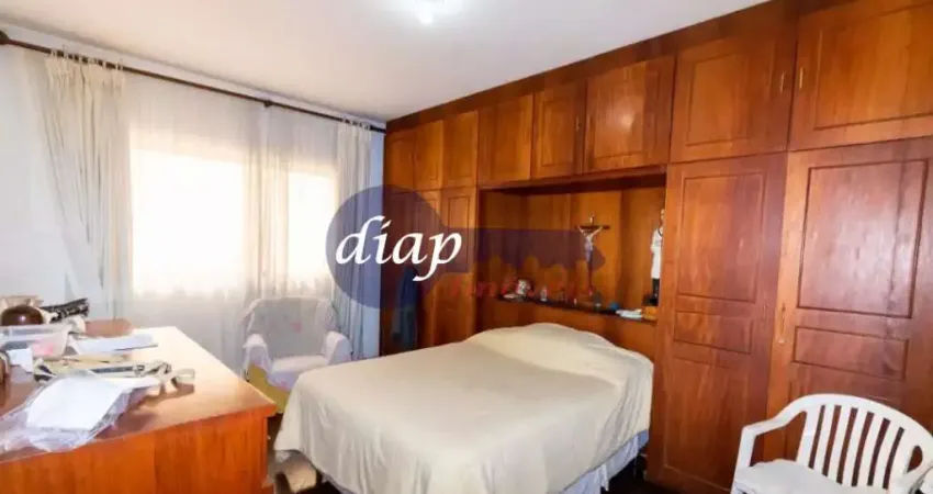 Excelente casa no Parque Novo Mundo com 5 dormitórios com armários embutidos, sendo 5 suítes, sala de estar com lareira, sala de jantar com jardim de