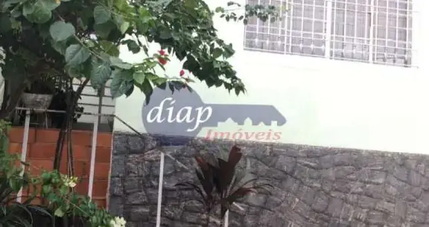 Ótima casa térrea antiga na Vila Aurora com 3 dormitórios, sendo 2 suítes, cozinha, sala de estar e sala de jantar, quintal com lavanderia, 3 quintais