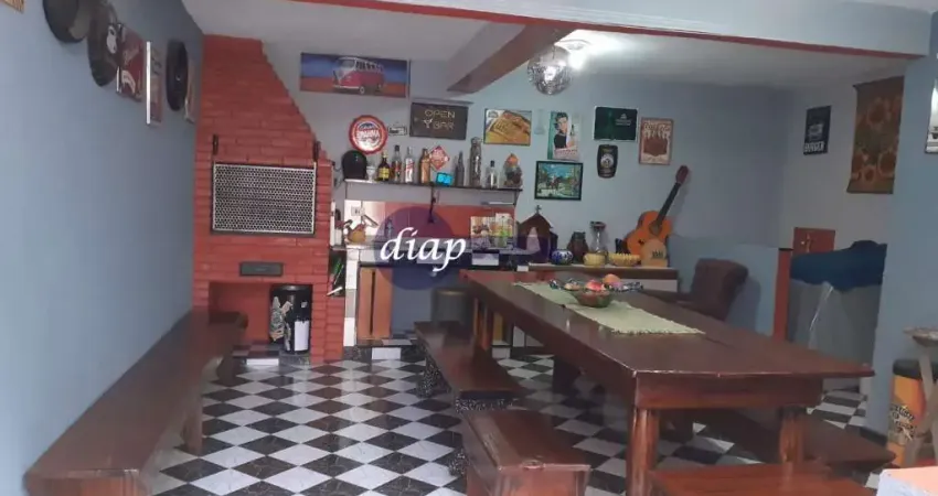 Excelente oportunidade!!!! Imóvel com 2 ótimas casas no mesmo terreno no bairro Santana, 2 vagas de garagem cobertas com portão automático, o seu uso
