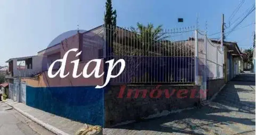 Casa contendo no piso superior 2 dormitórios grandes, mais 1 suíte com closet, wc social com box, sala e cozinha grandes.   Piso inferior contendo mai