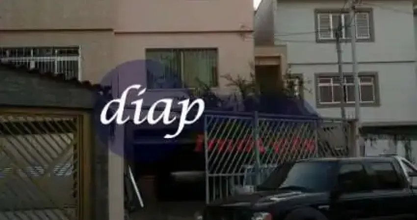 Lindo sobrado com 3 andares, garagem para 2 carros coberta e mais 3 descoberta, 3 quartos (sem suíte), 2 banheiros um em cima e um embaixo. Excelente