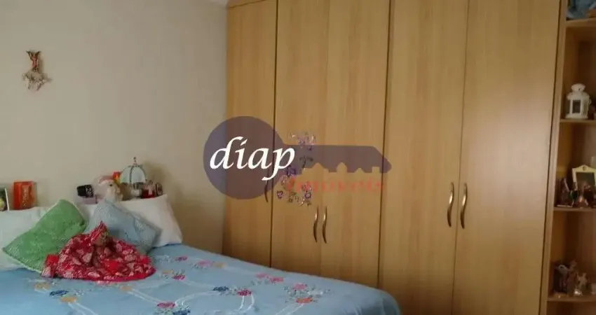 Casa com 3 dormitórios, 3 banheiros, sala, cozinha grande, lavanderia, quintal. tendo uma parte superior onde possui 01 banheiro e uma sala grande e q