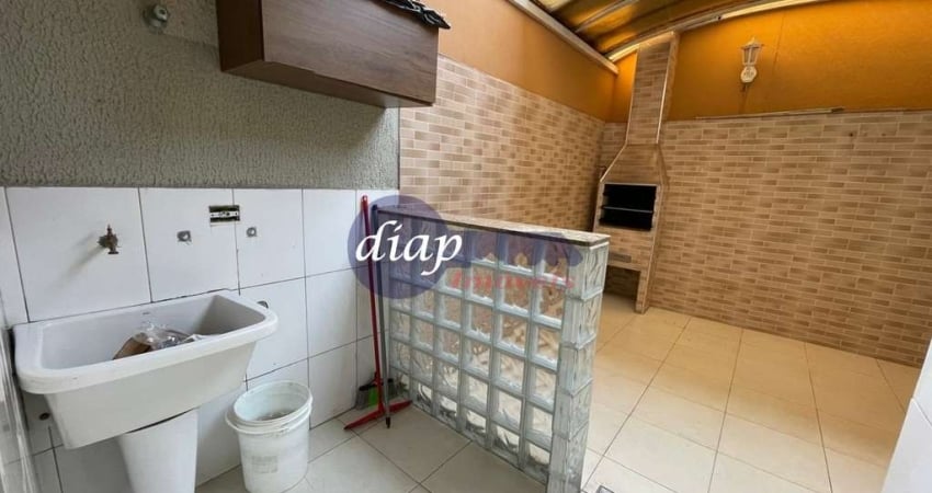 Excelente sobrado na Vila Curuçá com 2 dormitórios, sendo 2 suítes, 1 com sacada, cozinha com gabinetes, madeira náutica e granito verde Ubatuba, sala