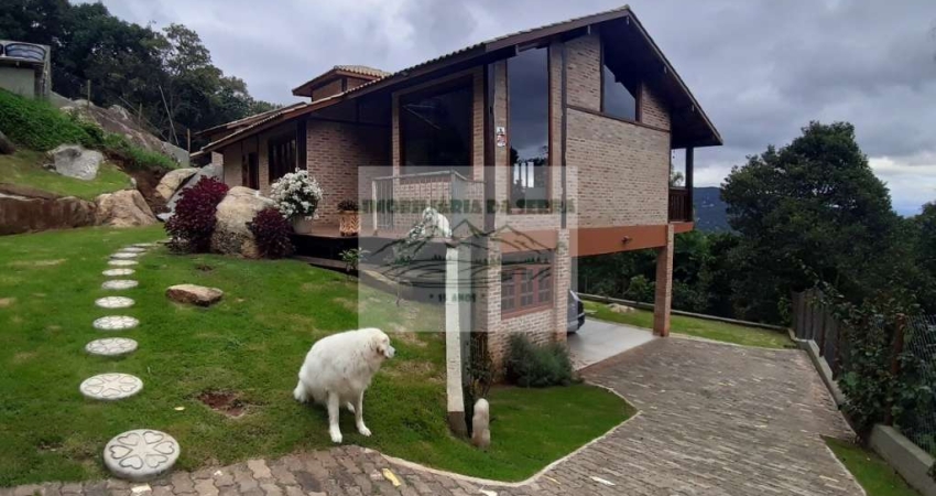 Casa à venda na Serra da Cantareira - Parque Petrópolis Paulista, 2 quartos, 1 suíte, 3 salas, 2 banheiros, 2 vagas, 205m²!