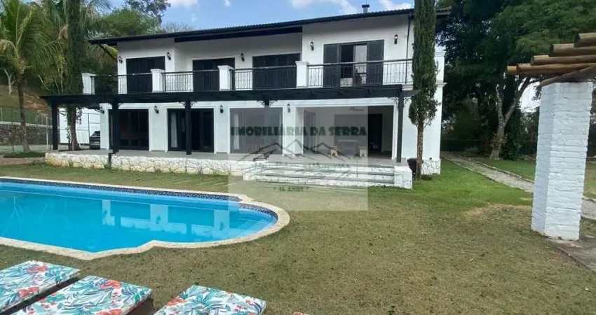 Luxuosa casa em condomínio na Serra da Cantareira, Mairiporã-SP: 4 quartos, 4 suítes, 4 salas, 7 banheiros, 3 vagas, 560m². Venha conhecer!