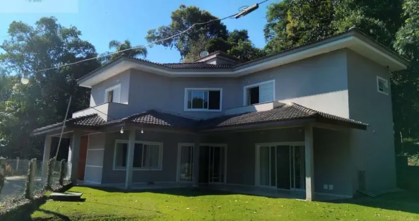 Casa à Venda na Serra da Cantareira: 3 quartos, 3 suítes, 2 salas, 5 banheiros, 3 vagas de garagem - Mairiporã-SP.