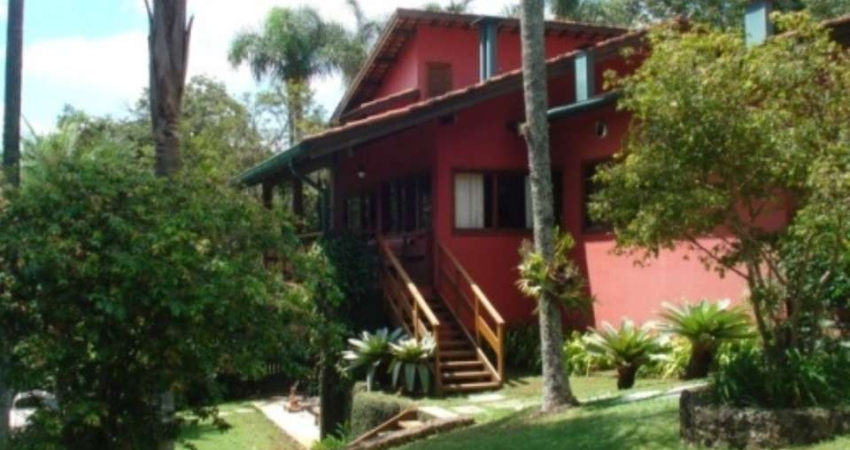 Impecável residência à venda na Serra da Cantareira-SP: 4 quartos, 4 suítes, 4 salas, 6 banheiros, 5 vagas e 600m². Venha conhecer!