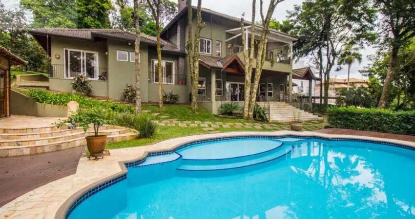 Casa de luxo em condomínio na Serra da Cantareira:  4 suítes, 5 salas, 6 vagas, lazer completo, AC 475m². Venha conferir!
