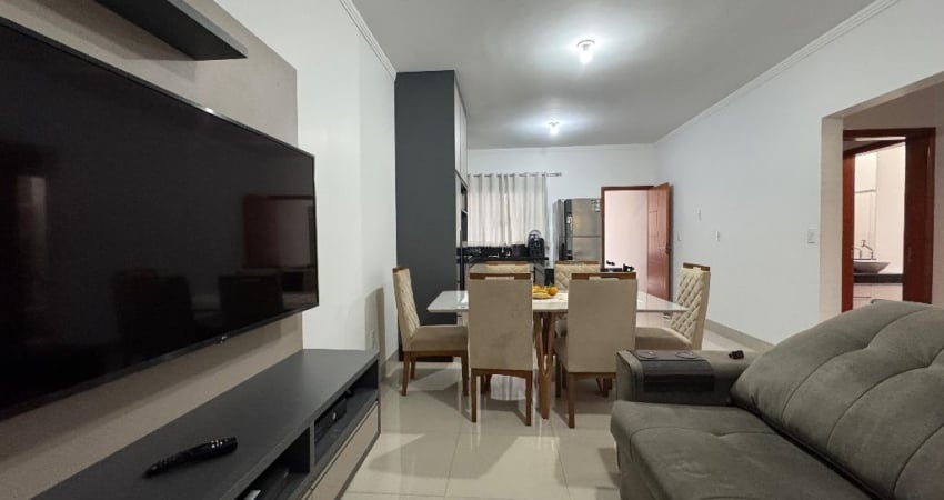 Casa térrea com 2 dormitórios (1 suíte), área gourmet e 2 vagas – 137m² de construção