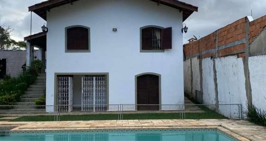 Casa com 04 quartos em Atibaia