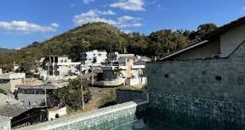 Casa com piscina e 03 quartos