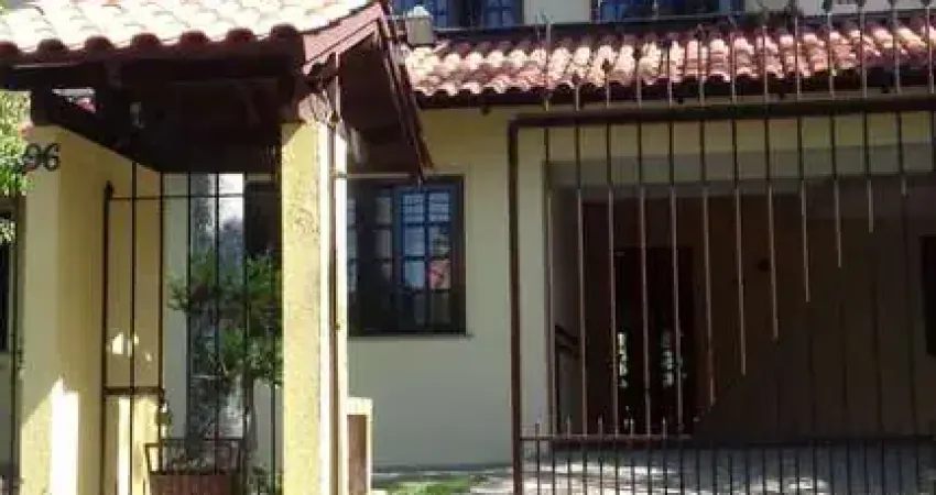 Casa 400m² no Cascatinha, Curitiba: Residência ou Comercial com 5 Quartos e 4 Vagas