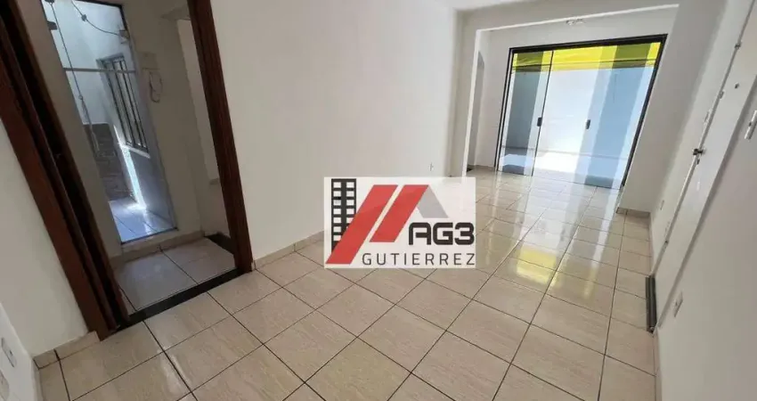 Apartamento térreo com quintal, 3 dormitórios, 2 banheiros e sala ampla na Pompeia