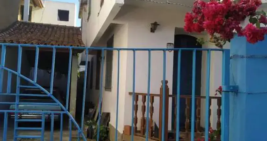 Centro: casa com 03 quartos, sendo 02 suítes