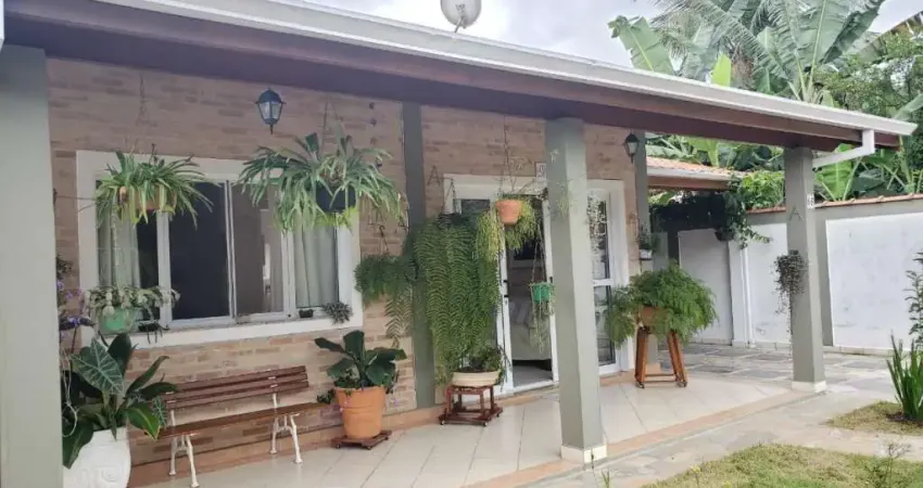 Ótima casa com 192m², total de 4 dormitórios, sendo 2 suítes, churrasqueira e muito bem localizada no Itaguá