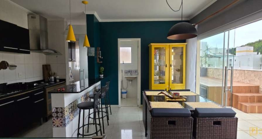 Cobertura duplex decorada, com 4 dormitórios, sendo 2 suítes, varanda gourmet com piscina, no canto nobre da Praia Grande