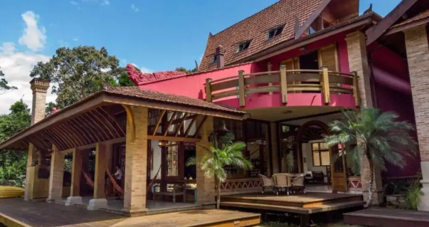 Mansão com arquitetura de Bali á venda no Prumirim