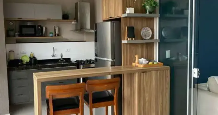 Apartamento amplo mobiliado, com 02 dormitórios e linda varanda gourmet