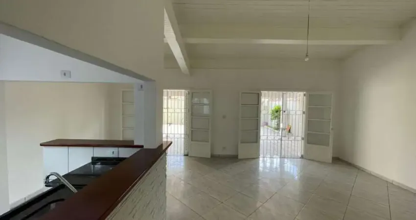 Casa no Centro com 03 dormitórios, sendo 01 suíte + Edícula com 01 suíte