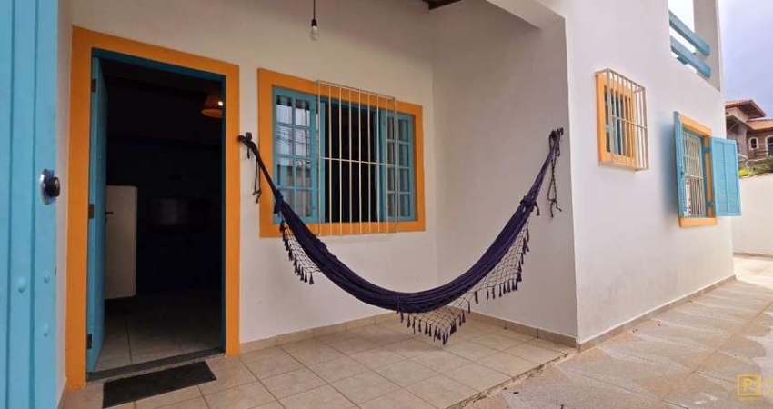 Casa Charmosa de Esquina Itaguá, próxima a Praça do Cristo