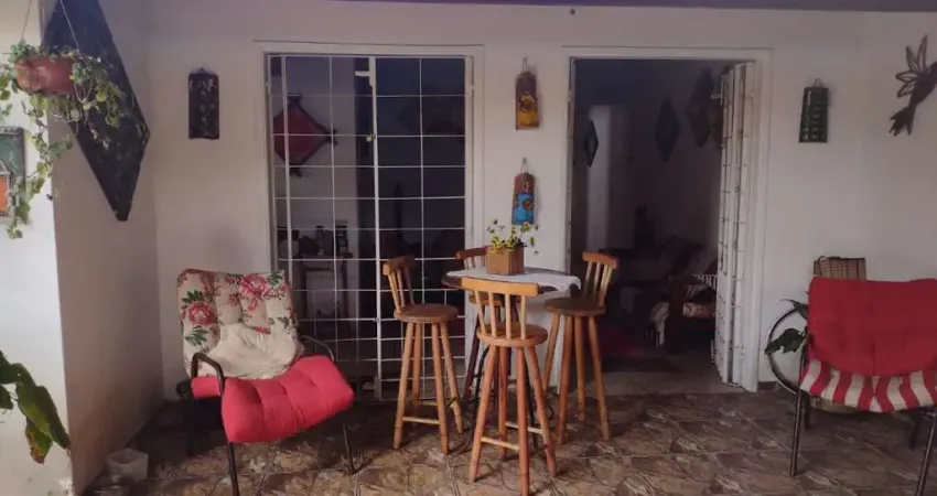 Casa térrea com 3 dormitórios no Bairro ACARAÚ