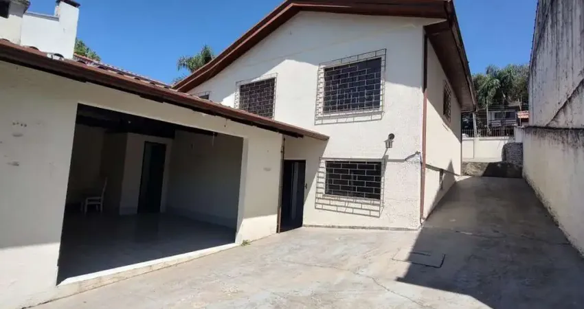 Casa com terreno amplo (605m²) e com uma enorme área externa, localizada no bairro pilarzinho (bairro tranquilo e seguro).