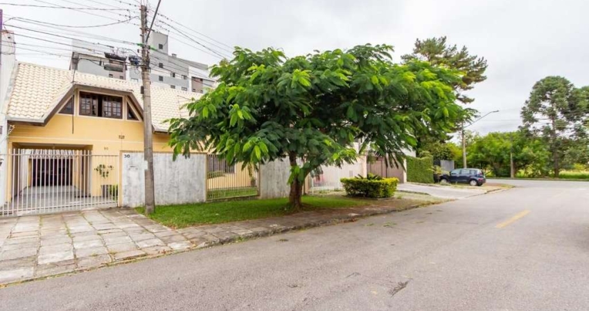 Próximo ao Jardim Botânico - Casa duplex com suite no térreo e quintal espaçoso!