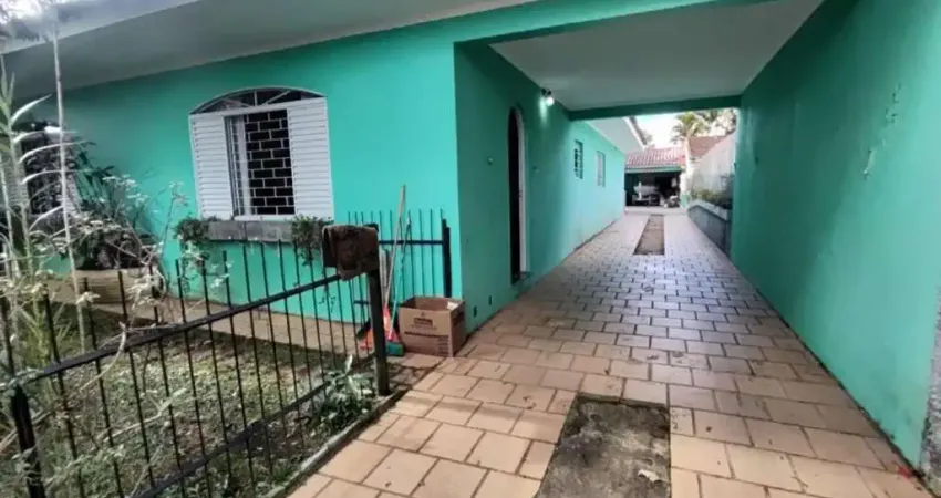 Casa térrea, ao lado do Parque Barigui, em terreno de 498m², à venda no Bigorrilho