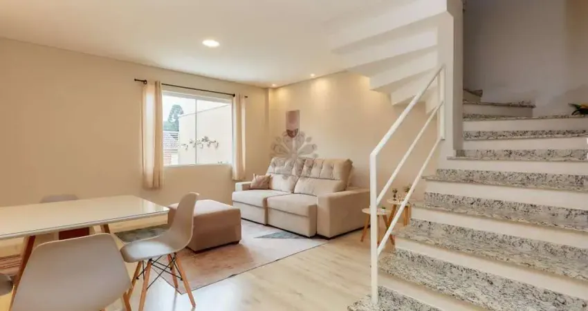 Sobrado triplex com 4 quartos, amplo ático, vagas para até 3 carros.