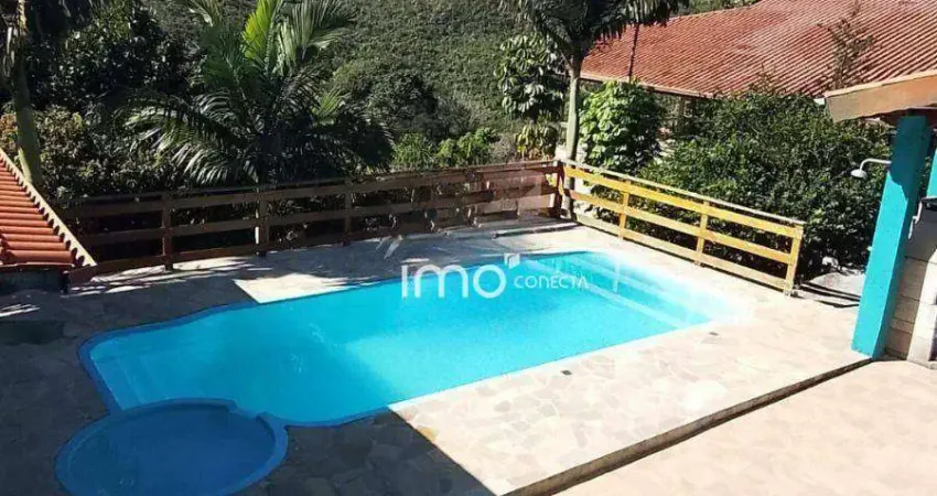 Vende Casa de Campo com vista espetacular no Champs Prive , 2 Suítes ,Piscina, Edícula, Área Gourmet  1400m² A.T  300m² A.C - Não aceita Financiamento