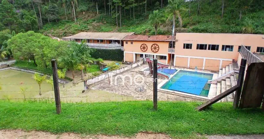 Vende se Chácara com  salão de festas, piscina, lago, 7 quartos  R$  950.000 - Não Aceita Financiamento