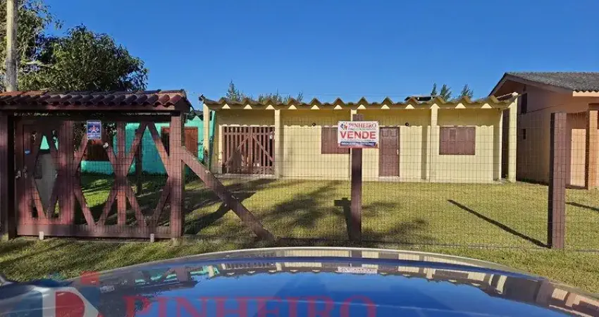 Linda Casa em Alvenaria com 3 Dormitórios a Apenas 250m do Mar em Cidreira!