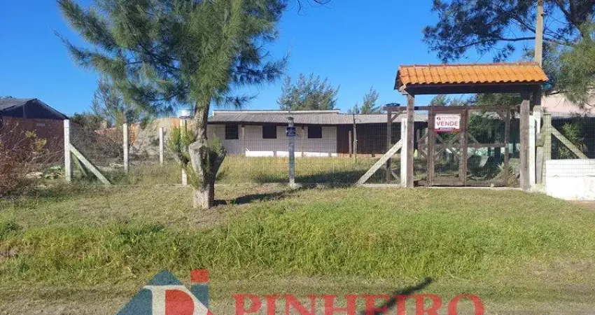 Oportunidade - Casa Mista com 2 Dormitórios, 2 Banheiros, Escriturada, Terreno Alto e Fechado a Apenas 450m do Mar