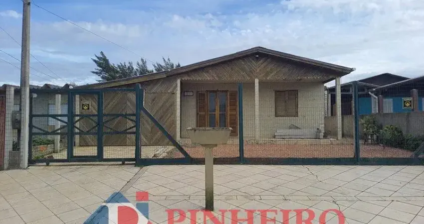 Linda Casa de 2 Dormitórios a 350m do Mar com Garagem e Área de Serviço Próxima à Avenida Principal, Mercado e Posto de Combustível