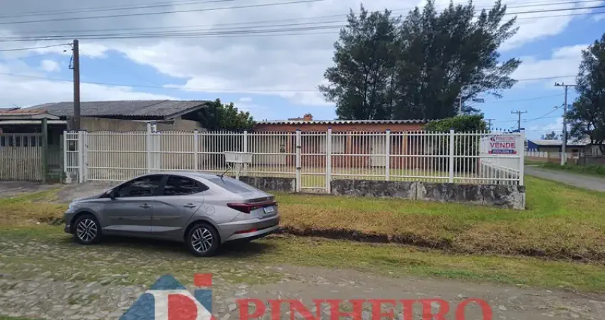 Casa em Alvenaria a 100m do Mar – 3 Dormitórios (1 Suíte) | Esquina | Terreno Alto | Garagem p/ 2 Carros | Churrasqueira