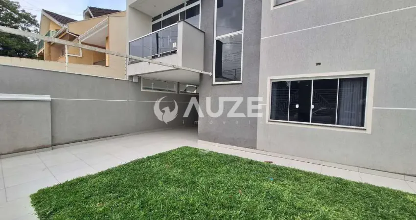 Sobrado, frente para rua com jardim e terraço, terreno com 100m²