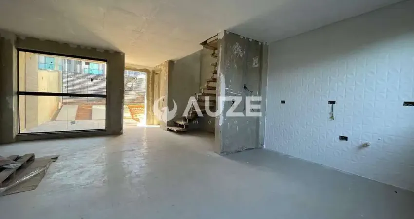 Frente para a rua, com quintal com churrasqueira, suíte com closet e sacada.