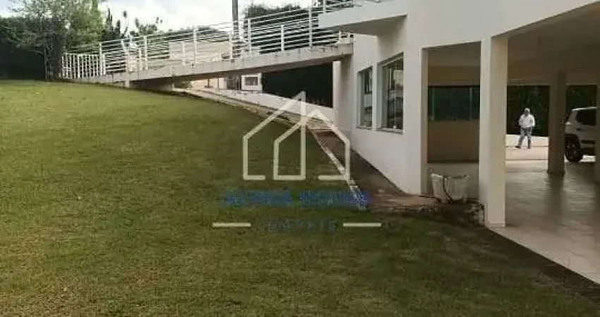 Casa para venda e locação, Condomínio Village Paineiras com três suítes.