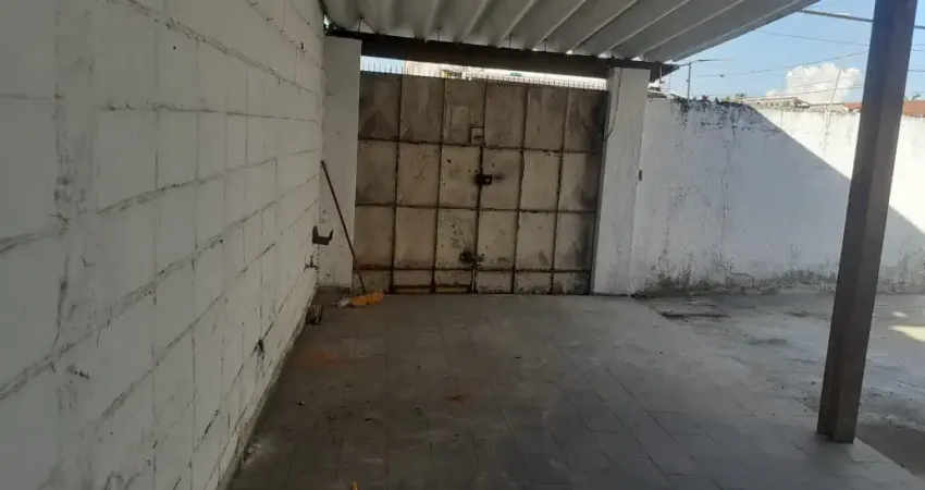 Casa com terreno de 280m2 precisa de reforma, escuta proposta