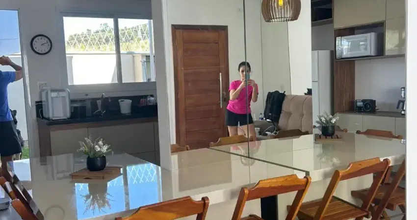 Excelente sobrado localizado no condomínio Jardins do Parque Amendoeiras