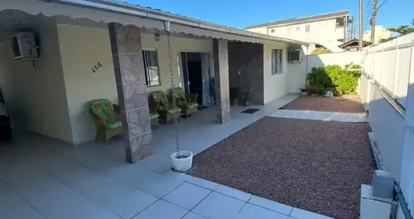 Casa a venda,  por R$ 650.000,00, com 3 dormitórios, na praia de Gravatá, Navegantes SC