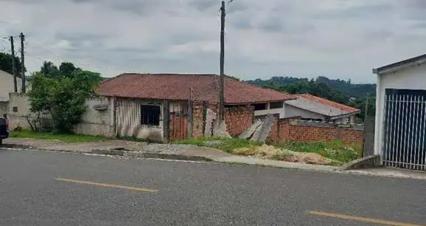 Terreno com duas casas de alvenaria e completa infraestrutura no Costeira - Oportunidade Única