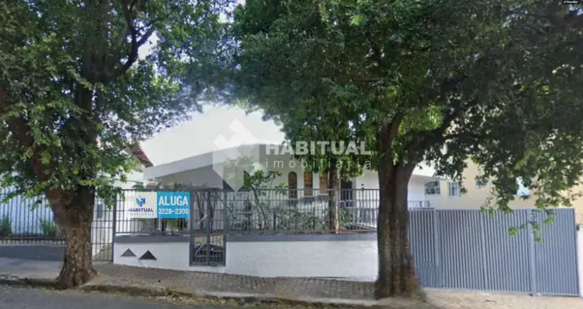 Casa comercial com 4 salas para alugar em Saraiva, Uberlândia